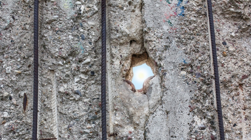 A photo of the concrete Berlin Wall